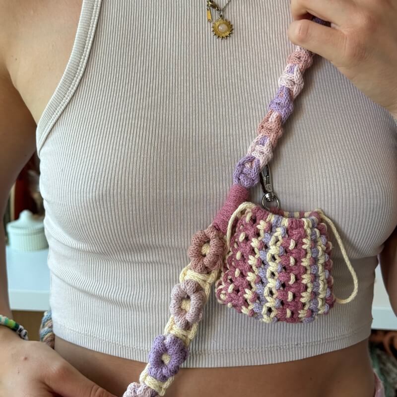 Makramowa smycz do telefonu - wzór w kwiatki - obrazek 8