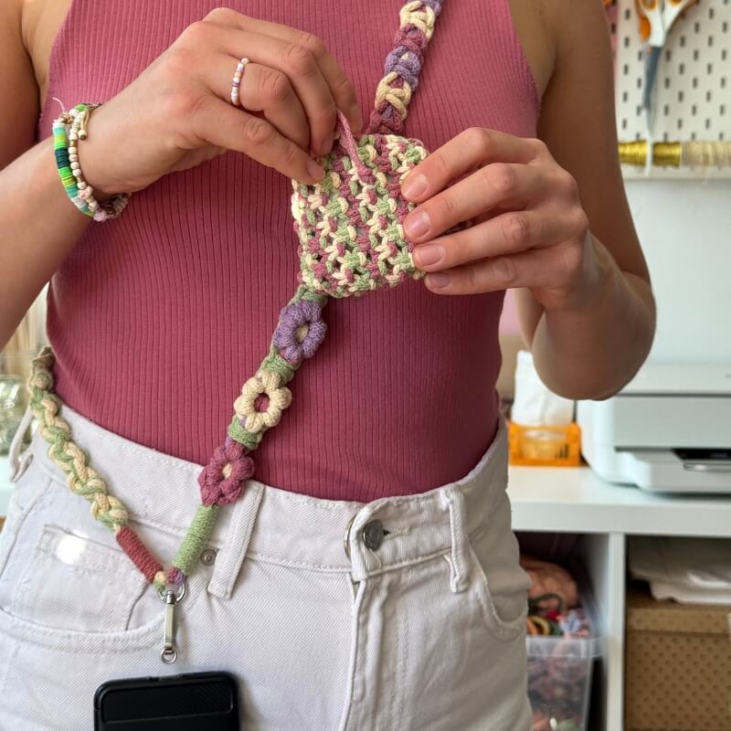 Makramowa smycz do telefonu - wzór w kwiatki - obrazek 6