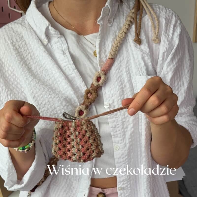 Makramowa smycz do telefonu - wzór w kwiatki - obrazek 9