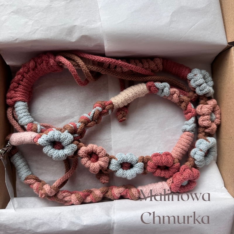 Makramowa smycz do telefonu - wzór w kwiatki - obrazek 12