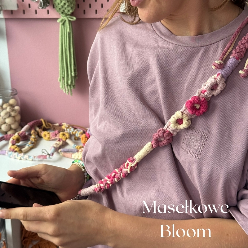 Makramowa smycz do telefonu - wzór w kwiatki - obrazek 13