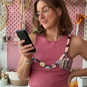 Makramowa smycz do telefonu - wzór w kwiatki