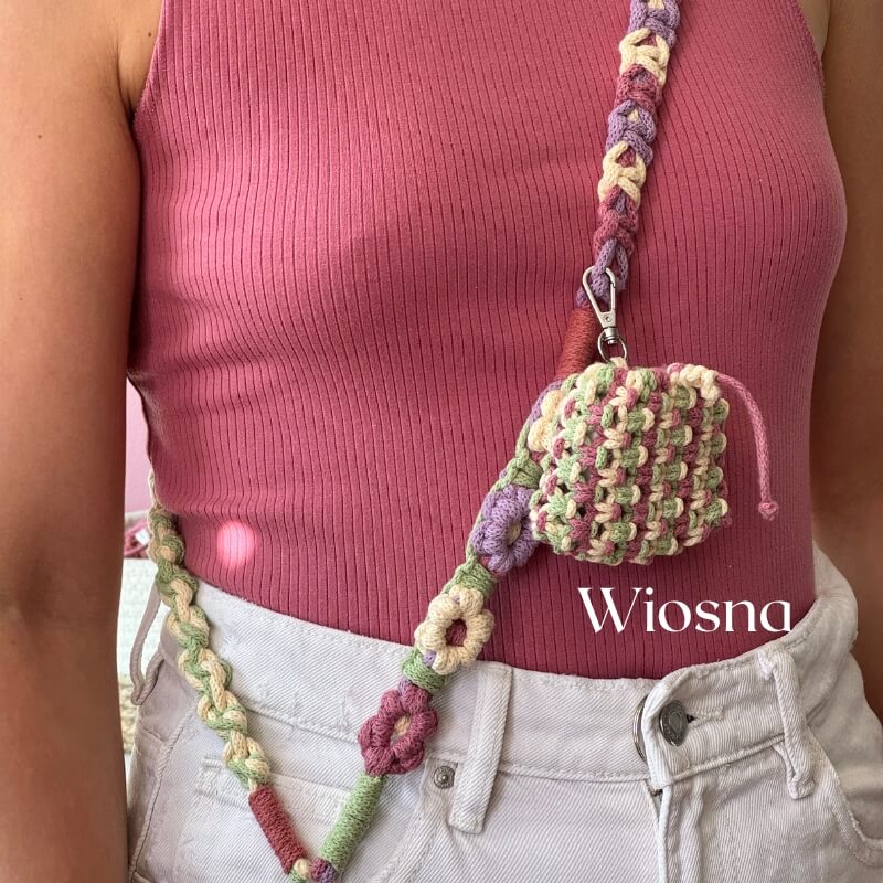 Makramowa smycz do telefonu - wzór w kwiatki - obrazek 5