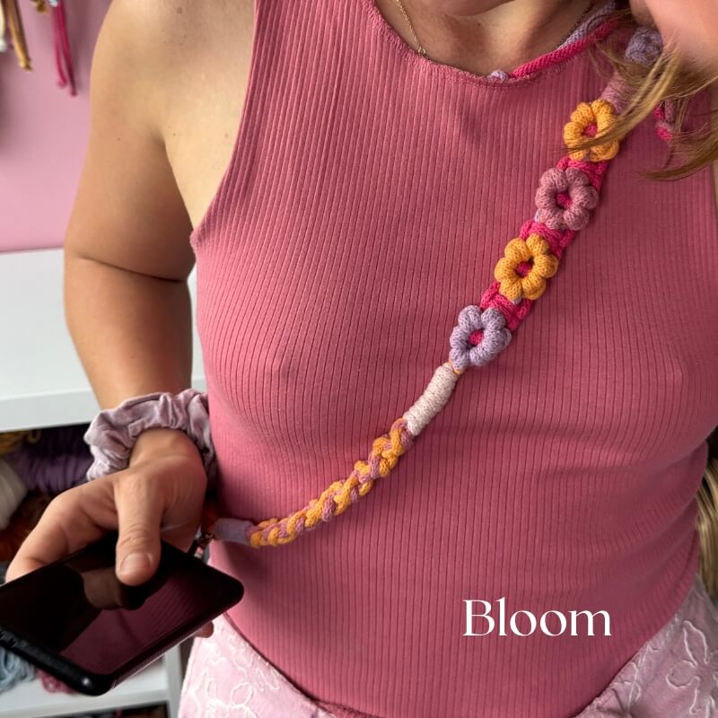 Makramowa smycz do telefonu - wzór w kwiatki - obrazek 3